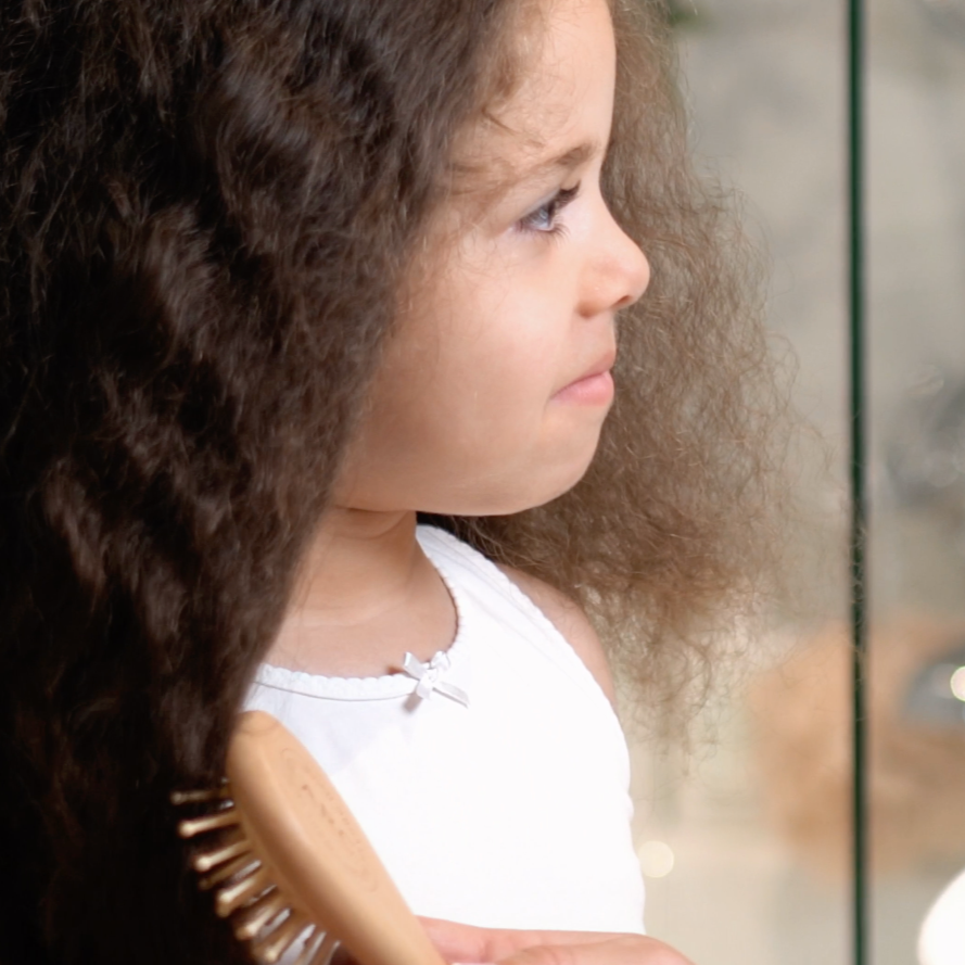 Barn borstar hår med wooden hair brush med piggar