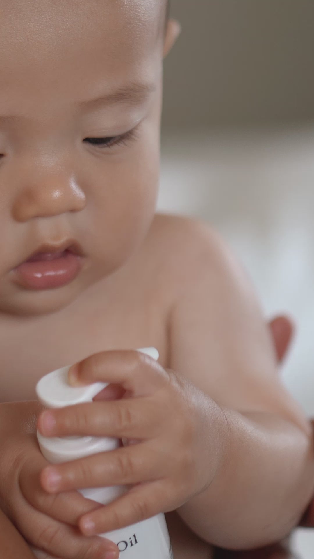 Visar användning av babyolja på ett barn