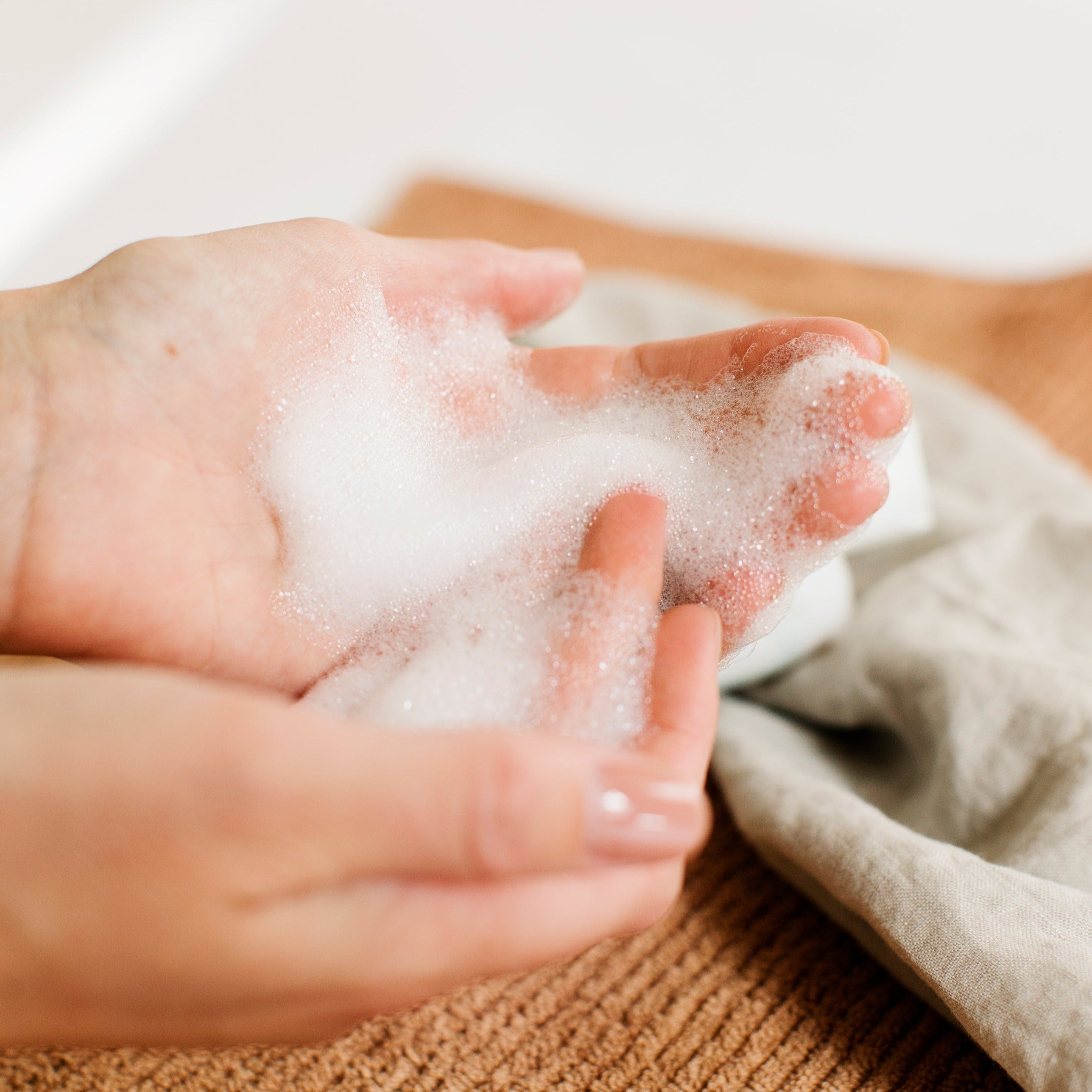 Händer med löddrande body wash